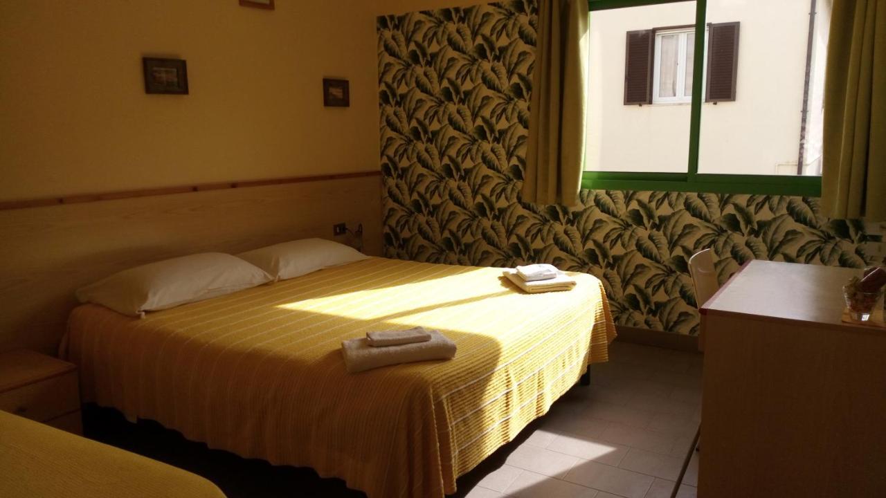 Hotel Lupo Di Mare マリーナ・ディ・カスタニェート・カルドゥッチ エクステリア 写真